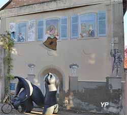 Murs peints et sculptures rue des Franciscains