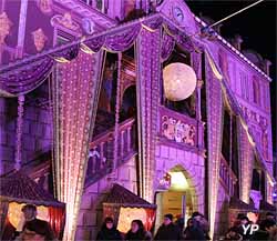 Hôtel de ville décoré de l'étoffe de Noël