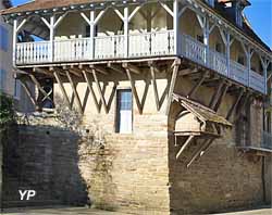 Galerie en bois et four à pain suspendu de la maison Lacoste