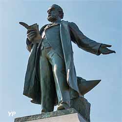 Statue de Godin, place du Palais social
