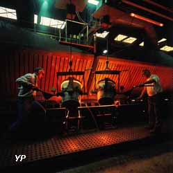 Mouleurs dans la fonderie de l’usine Godin