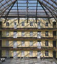 Cour du pavillon central du Palais social