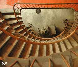 Escalier de l’aile droite du Palais social