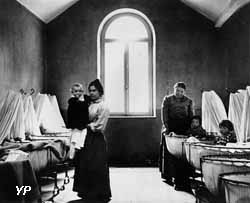 Une salle de berceaux de la nourricerie en 1889