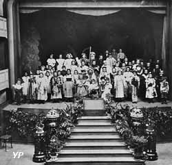 Enfants costumés sur la scène du théâtre du Familistère en 1899