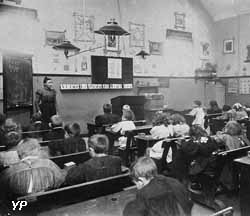 Classe des enfants de 4 à 5 ans des écoles du Familistère en 1899