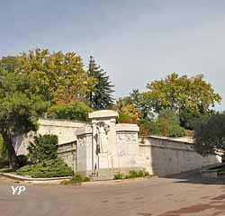 Jardin des Doms et Monument aux Morts