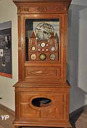 Pendule astromique fabriqué par un ouvrier d'après ses plans personnels