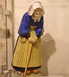 Musée d'Art Populaire - femme de Pont-l'Abbé (faïence de Quimper)