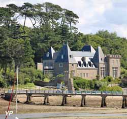 Passerelle du Croaë et manoir de Cosquies