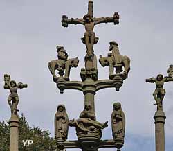 Croix vautive - le Christ au dessus de la Pietà, sur les côtés, les Cavaliers, en dessous, Marie et Marie-Madeleine