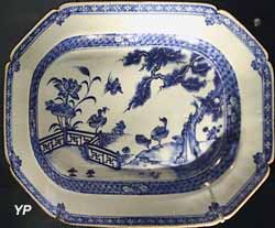 Plat ovale à paysage fluvial avec canard