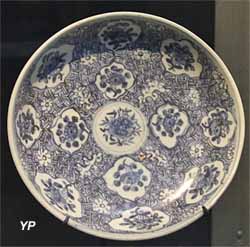 Grand plat à décor de médaillons lobés