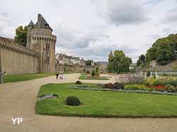 Jardin des remparts et tour du Connétable