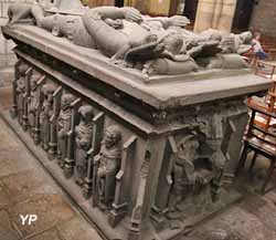 Tombeau de marbre blanc de Montauban de Bretagne et de sa femme