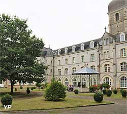Maison des Frères de Ploërmel et dans la cour l'horloge astronomique