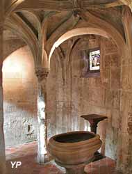 Sépulcre et fonts baptismaux