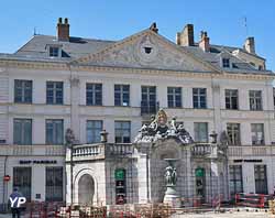 Fontaine Sainte Aldegonde devant le bâtiment de la BNP place Victor Hugo