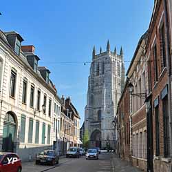 Rue Saint Pierre et collégiale