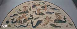 Fragment de mosaïque d'un décor de fontaine : enfants ailés jouant avec des dauphins (Tunisie, 250 après JC)
