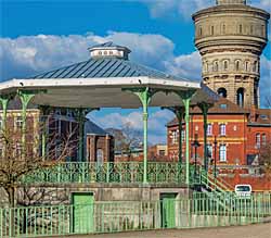 Kiosque à musique et château d'eau de la place Verte