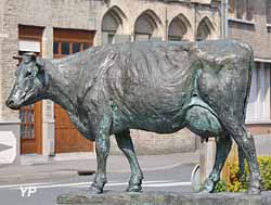 Statue d’une vache Rouge flamande, place du Marché aux Bestiaux (sculpteur Roch Vandromme, 1999)