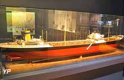 L'Émile Miguet, le plus grand pétrolier du monde (1937)