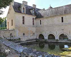 Pavillon de Ninon et pédiluve à chevaux