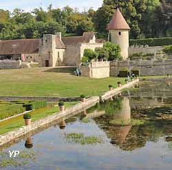 Bassin des huit jets et tour Saint Nicolas