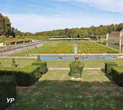Perspective vers le parterre sur l'eau