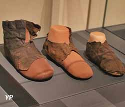 3 chaussures, 13-14e siècles