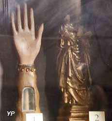 Bras reliquaire de sainte Claire et Vierge à l'Enfant