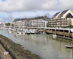 Étier du Pouliguen et immeubles de La Baule