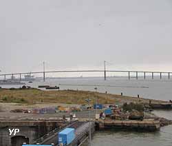 Pont de Saint-Nazaire (longueur : 3556 m, hauteur : 61 m, 1975)