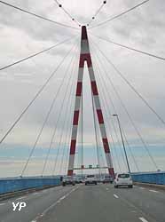 Pont de Saint-Nazaire (longueur : 3556 m, hauteur : 61 m, 1975)