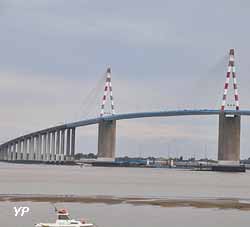Pont de Saint-Nazaire (longueur : 3556 m, hauteur : 61 m, 1975)