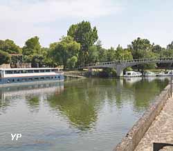 Passerelle piétonne enjambant la Charente entre la place Bassompierre et la place Saint-Pierre