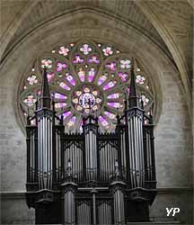 Orgue de tribune et rosace de la façade