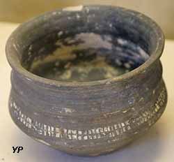 Vase en terre cuite avec décor à la molette (6e siècle après JC)