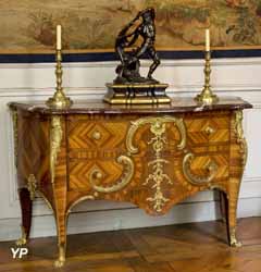 Commode à deux tiroirs. Placage de bois de satiné   et d'amarante, bronzes dorés, dessus de marbre mouluré (Paris, 1735-1750, Charles Cressent)