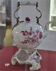Théière et son réchaud (porcelaine et bronze, manufacture de Fürstenberg, 1893)