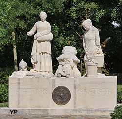 Monument en honneur aux femmes du monde rural (sculpteur Denis Mellinger, 1916) 