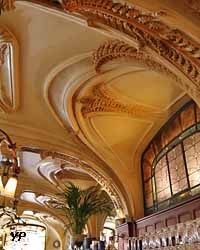 Brasserie Art Nouveau Excelsior à Nancy (architectes Lucien Weissenburger et Alexandre Mienville, vitraux Jacques Gruber, sculptures Léopold Wolf)
