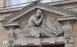 Maison du Peuple (architecte Paul Charbonnier, menuiseries Eugène Vallin, sculpture Victor Prouvé)