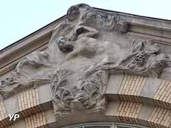 Maison du Peuple (architecte Paul Charbonnier, menuiseries Eugène Vallin, sculpture Victor Prouvé)