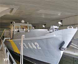 Vedette de la Kriegsmarine à flot dans un bassin reconstitué