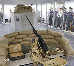 Au second plan, un abri Tobrouk avec tourelle Pz II