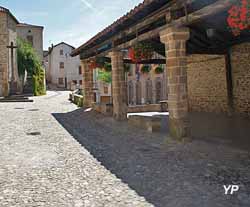 Auzon petite cité de caractère (doc. Office de Tourisme d'Auzon)