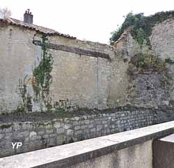 Mur de fortification (doc. L. Hauterive)