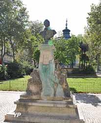 Monument à José Frappa, peintre et céramiste stéphanois (sculpteur Georges Bareau)